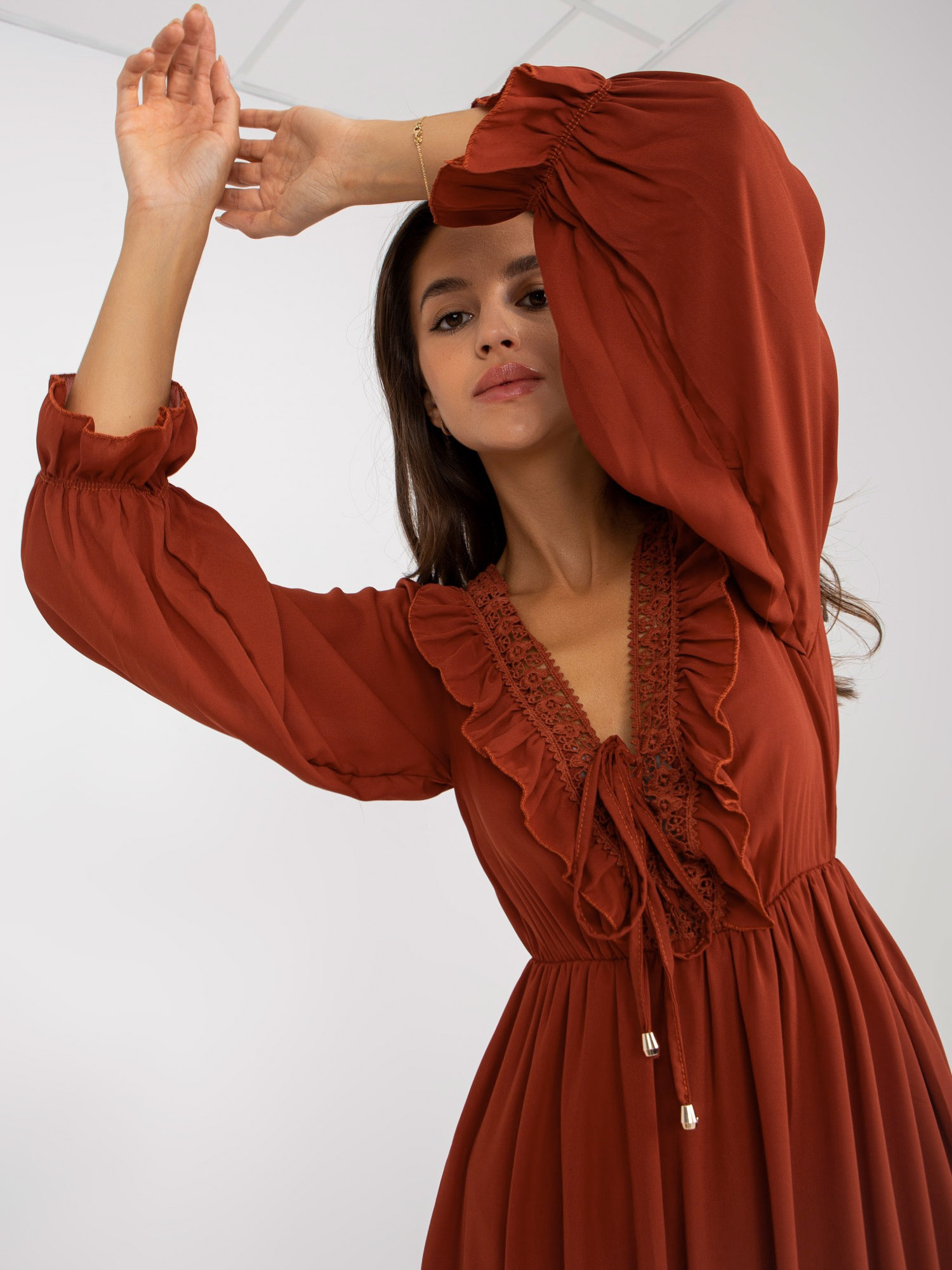Ceglasta mini sukienka z falbaną w stylu boho OCH BELLA