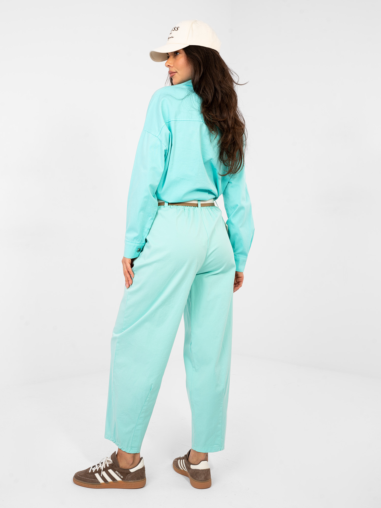 Pastellgrüne Karottenhose aus Baumwolle.