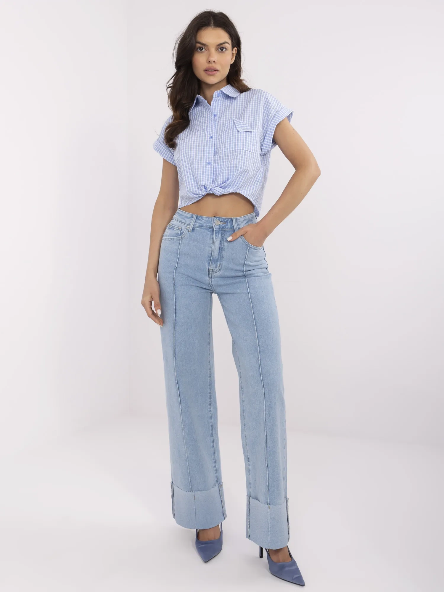 Blaue Damenjeans mit Nähten.