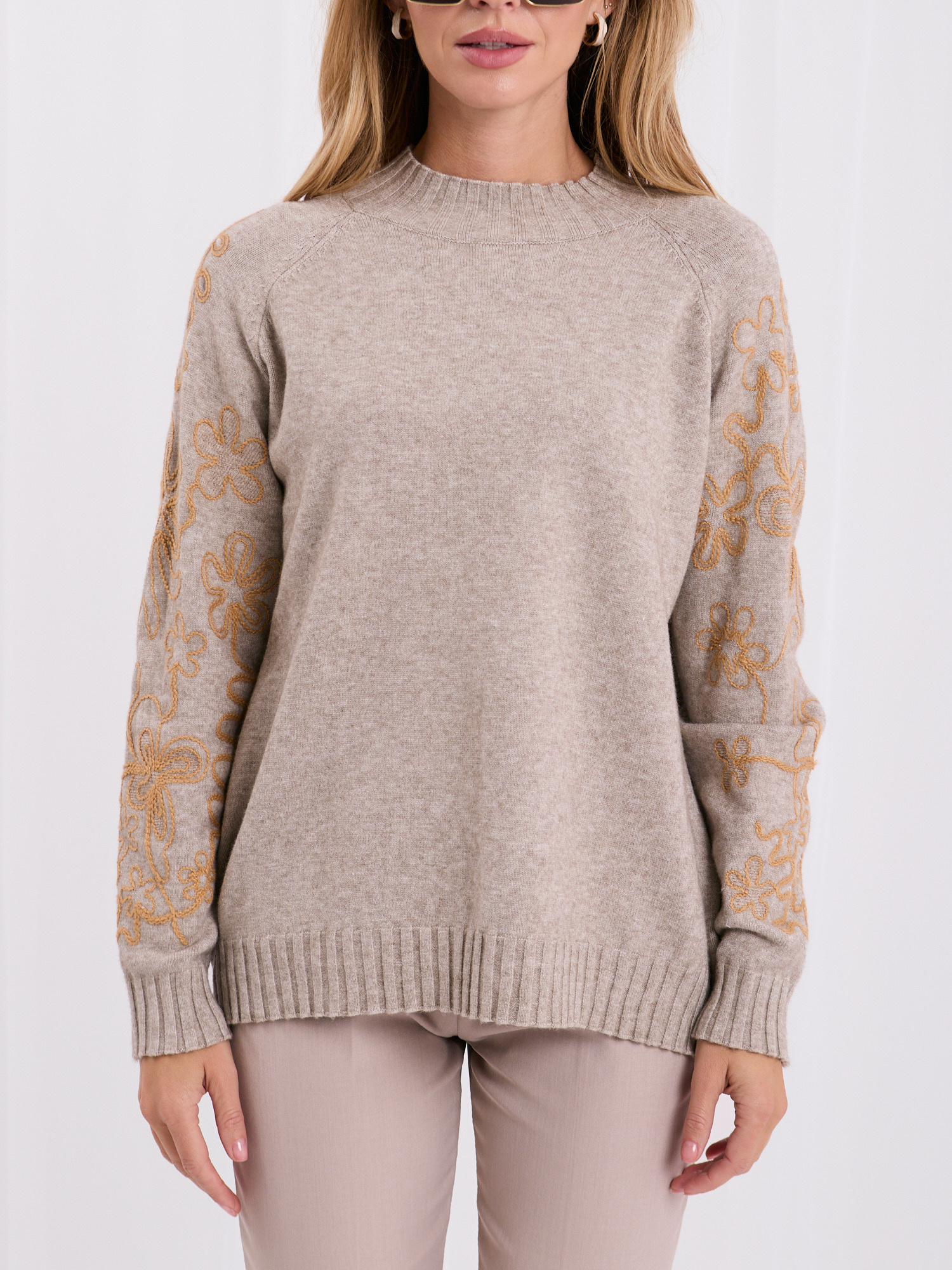 Beige Pullover mit Stickerei und metallischem Garn.