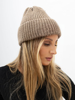 Dunkelbeige Strickmütze mit breitem Bündchen.