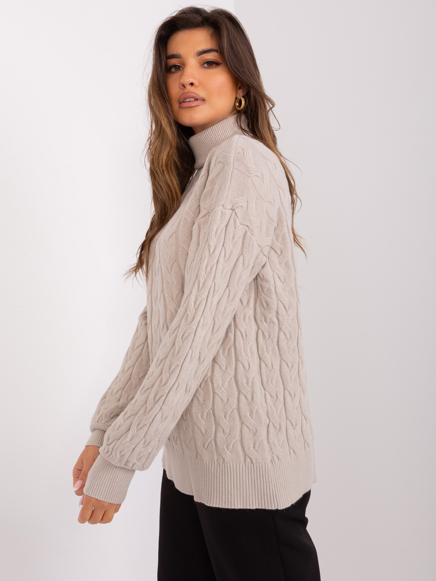 Hurt Beżowy sweter z golfem z warkoczami 