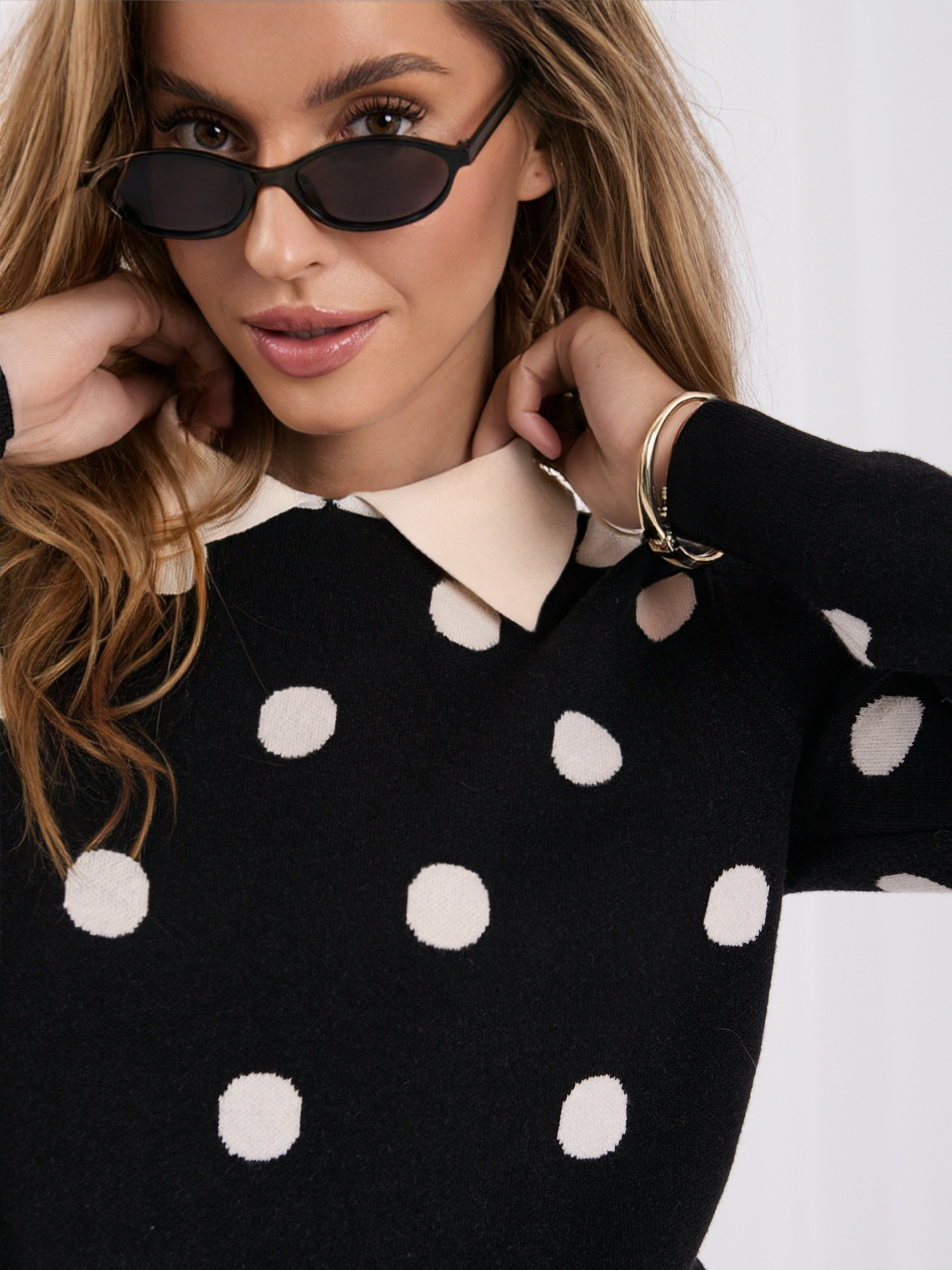 Czarny elegancki sweter w grochy 