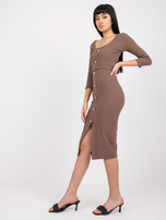 Brązowa dopasowana sukienka prążkowana z rozcięciem Dominikana RUE PARIS
