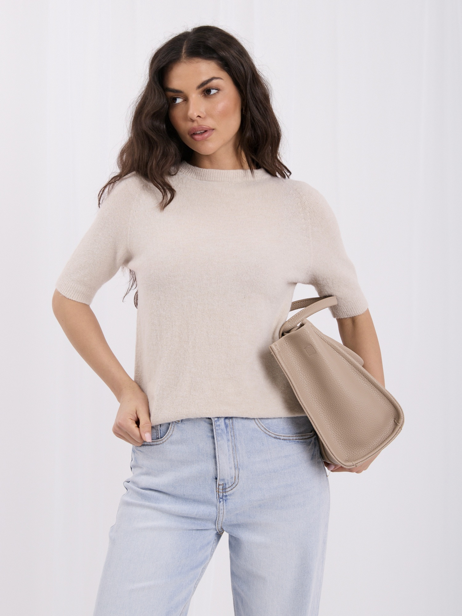 Helle beige Basic-Pullover mit Rundhalsausschnitt.