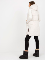 Hurtownia Kremowa długa kamizelka puchowa z kapturem