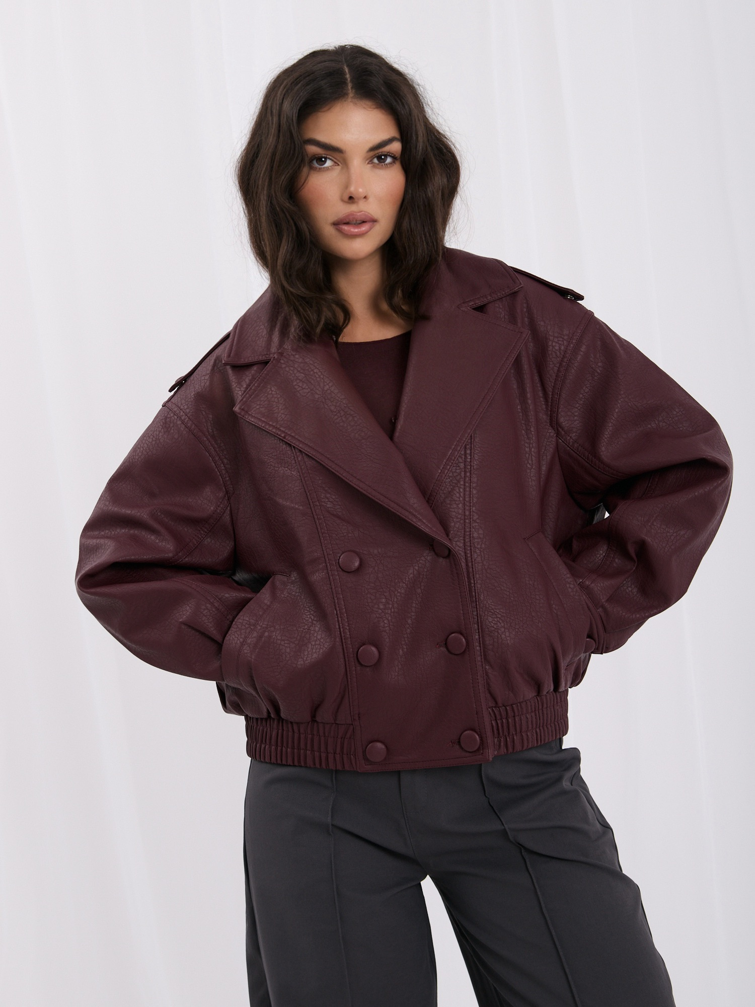 Burgunderfarbene Jacke aus Kunstleder mit abnehmbarem Fell.