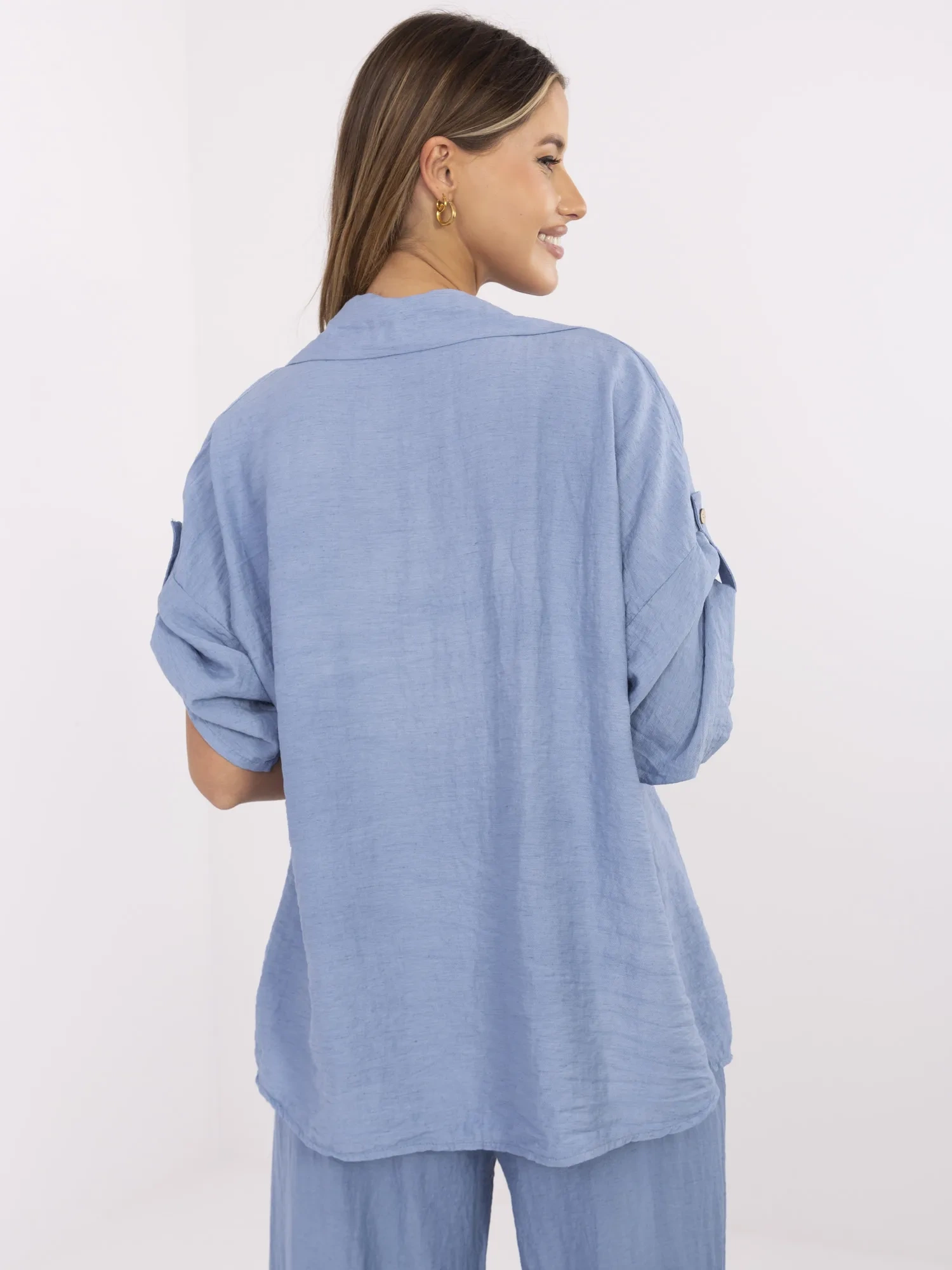 Blaue Leinenhemd mit Reißverschluss.