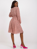 Różowa rozkloszowana sukienka z printami w kwiaty ZULUNA