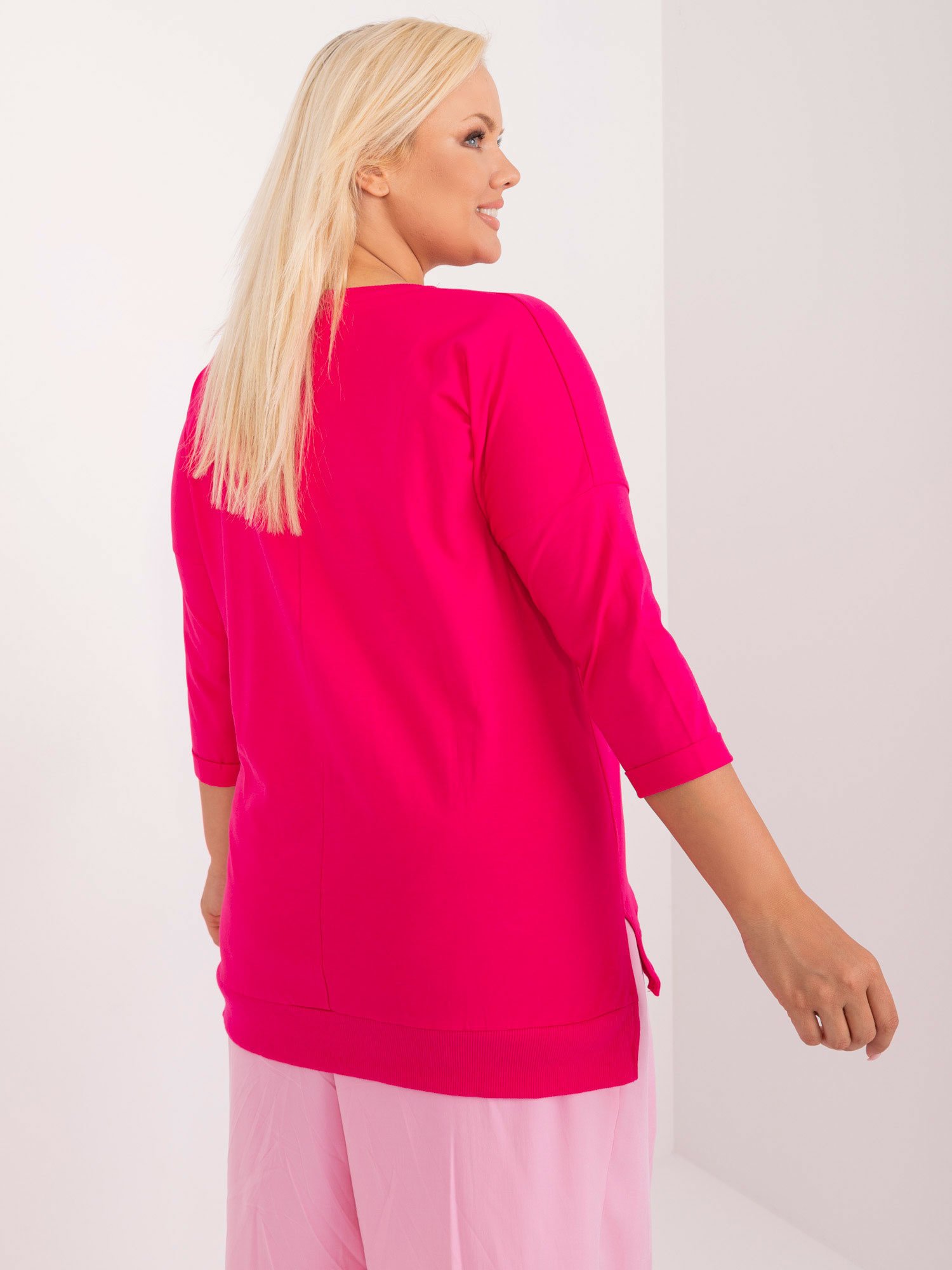 Hurt Fuksjowa damska bluzka plus size z nadrukiem i dżetami