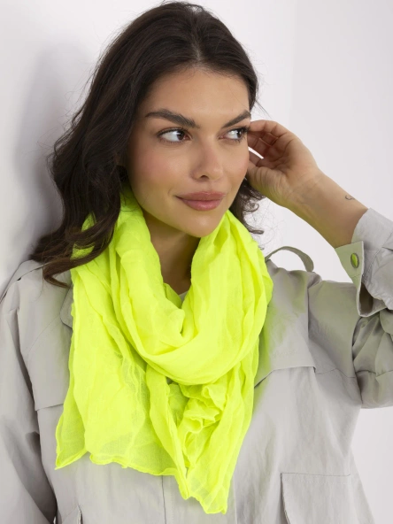 Fluorescent yellow pleated scarf made of viscose.