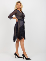 Hurt Granatowa kopertowa sukienka koktajlowa w kropki 