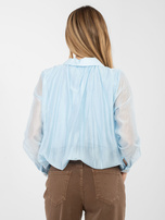 Jasnoniebieska elegancka bluzka z ozdobnym guzikiem