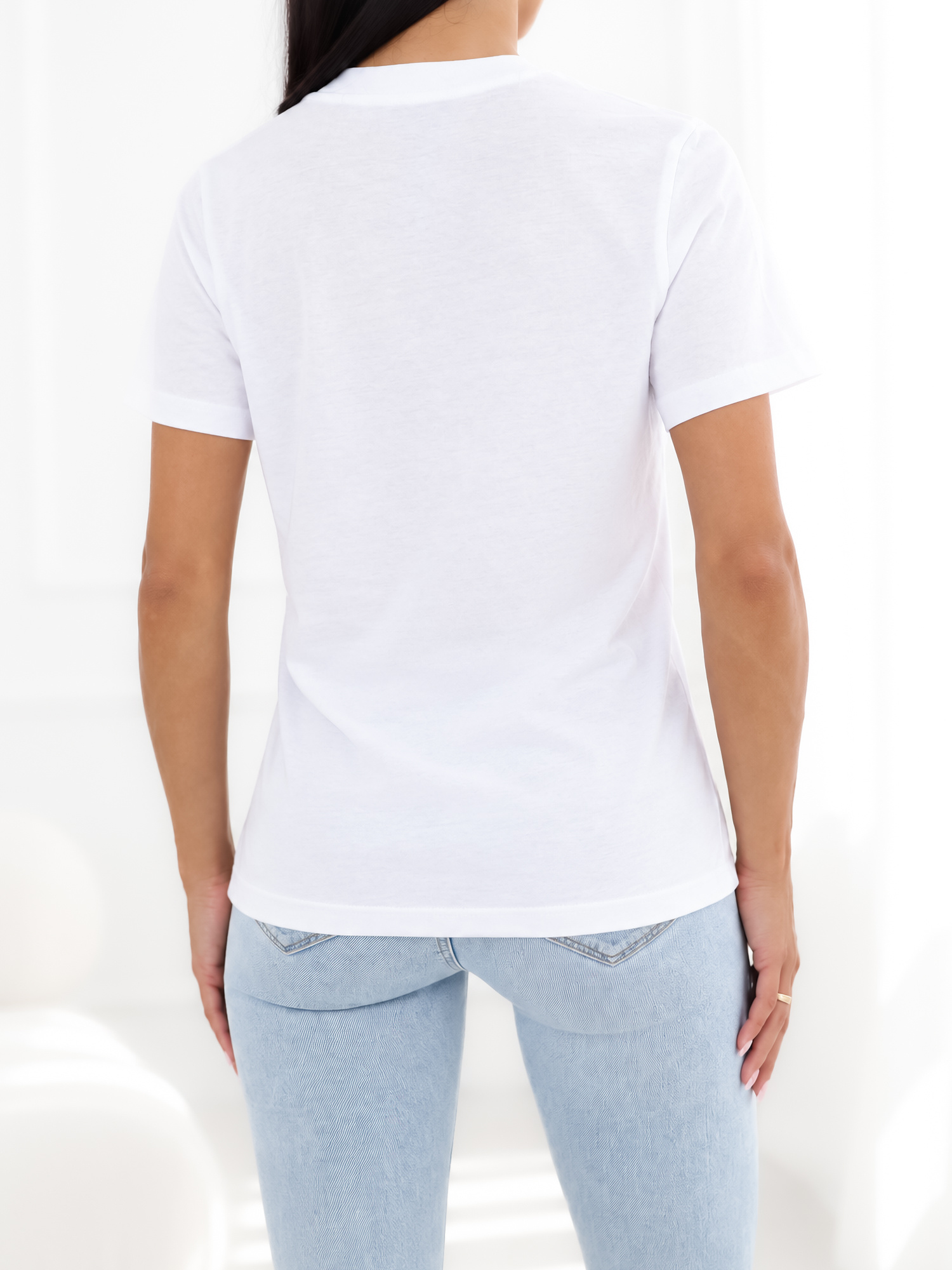 Biały damski t-shirt basic o klasycznym kroju