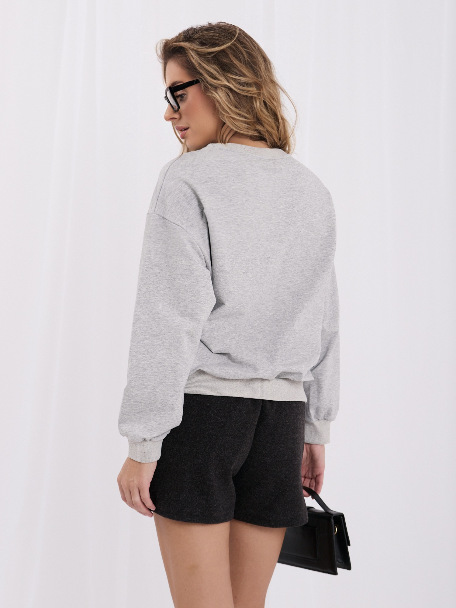 Graue Sweatshirt mit Bärenapplikation.