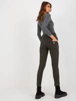 Hurtownia Khaki dresowe spodnie basic z kieszeniami 