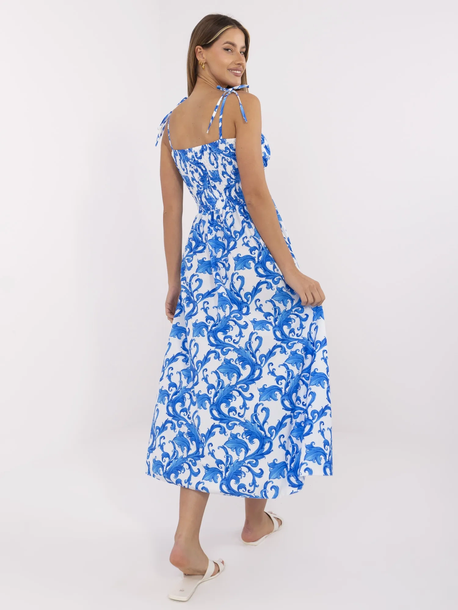 Weiß-blaues Sommerkleid im griechischen Stil.