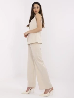 Beżowy damski garnitur z dużymi guzikami 