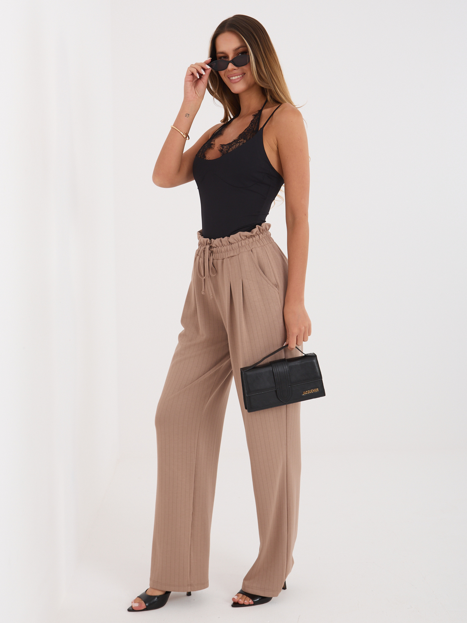 Ciemnobeżowe dresowe spodnie z zakładkami RUE PARIS  