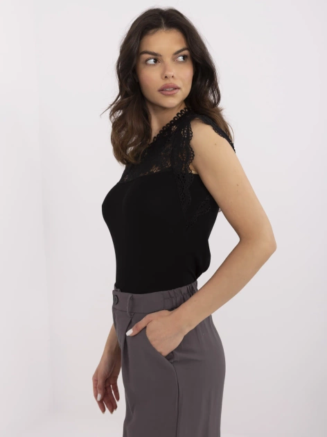 Czarna damska bluzka z koronkowym dekoltem