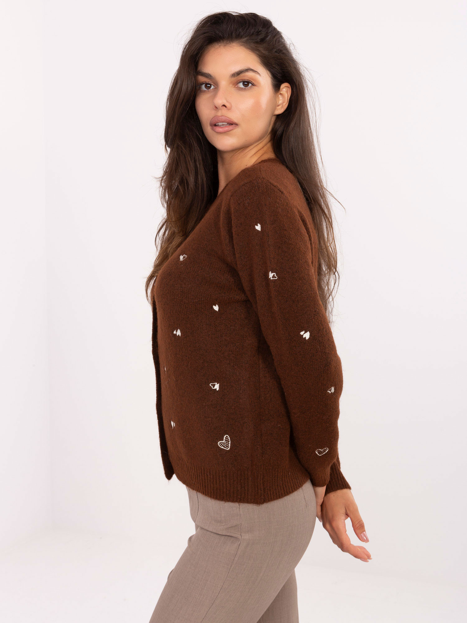 Brauner, knöpfbarer Pullover.