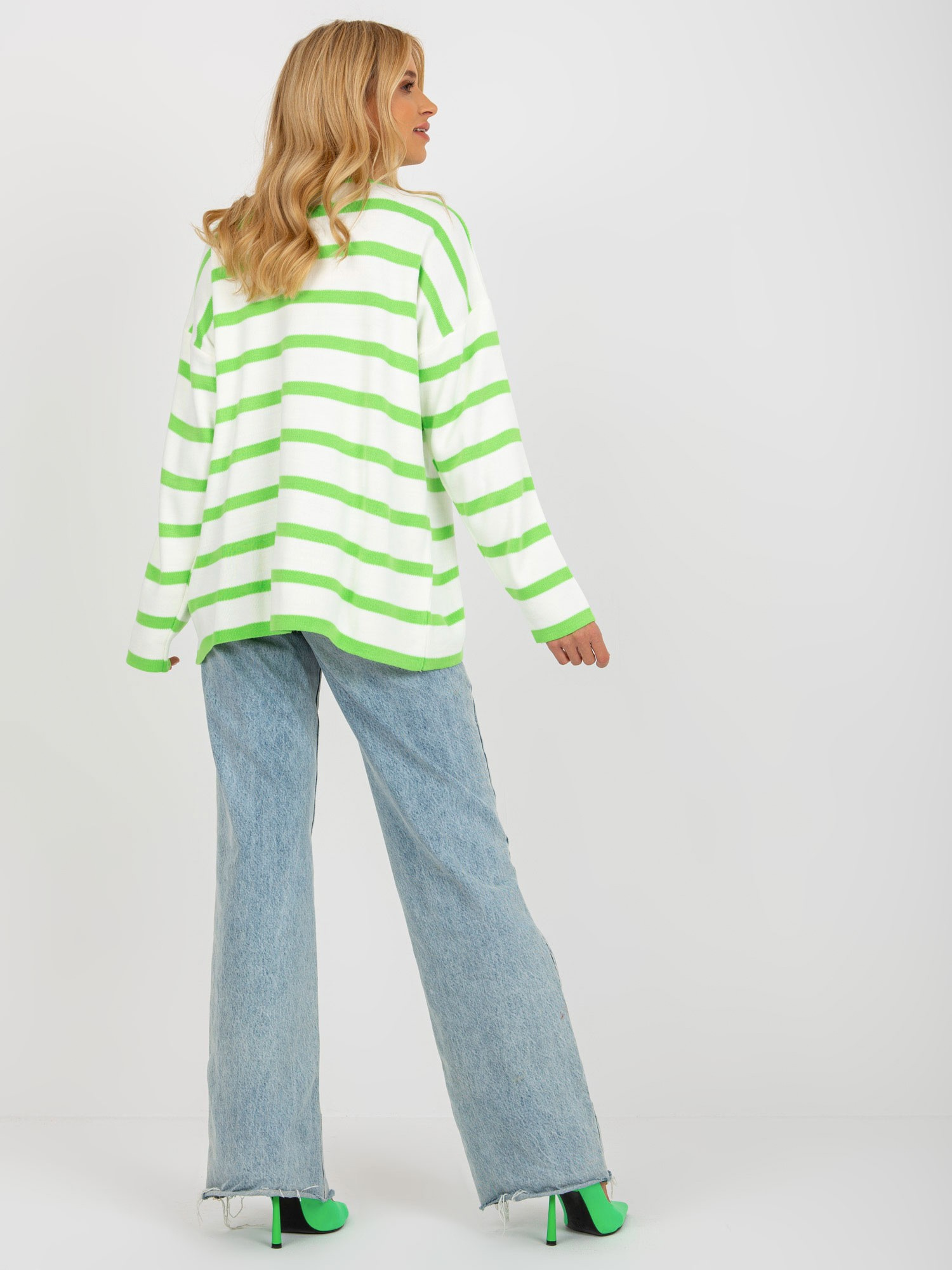 Jasnozielono-ecru sweter oversize w paski RUE PARIS
