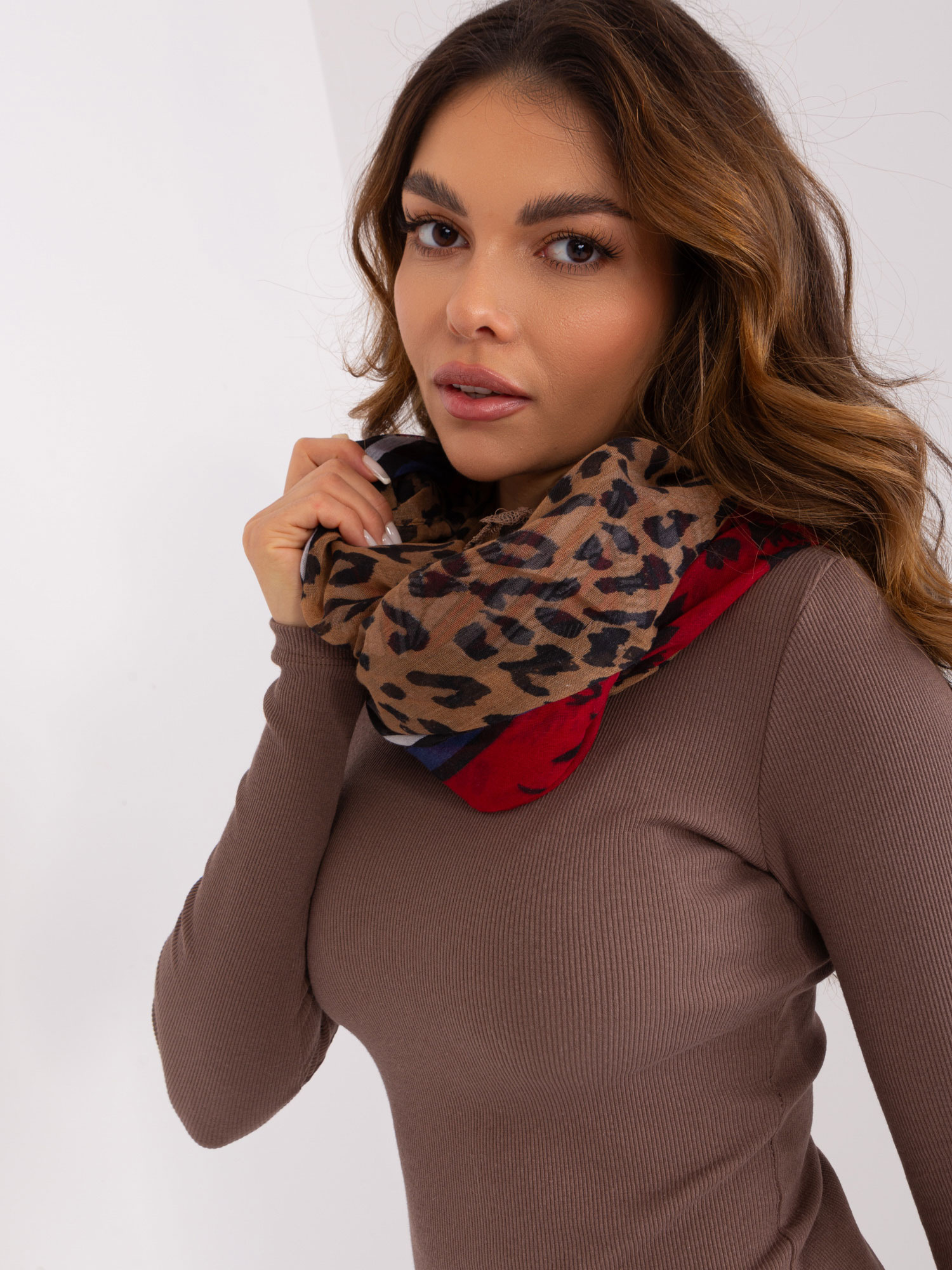 Online wholesale Red women's patterned scarf.