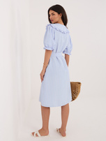 Jasnoniebieska letnia sukienka z bufiastymi rękawami