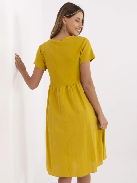 Musztardowa letnia sukienka z prążkowaną górą