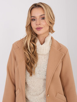 Camelowy elegancki płaszcz z kieszeniami 