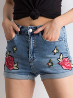 Niebieskie szorty z kwiatowymi naszywkami