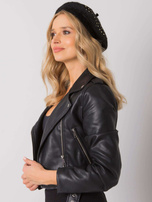 Czarny beret z aplikacjami