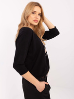 Hurtownia Czarna bluzka z nadrukiem i aplikacjami