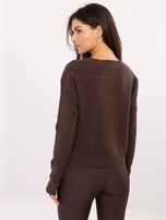 Dunkelbrauner, offenbarer Pullover mit V-Ausschnitt.