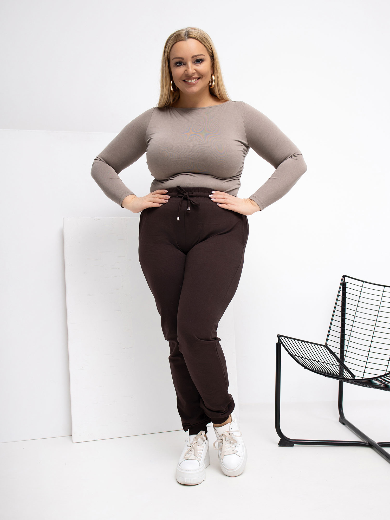 Čokoládové kalhoty plus size se stahovacími gumičkami.