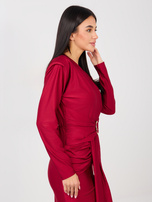 Czerwona długa sukienka z ozdobnym elementem