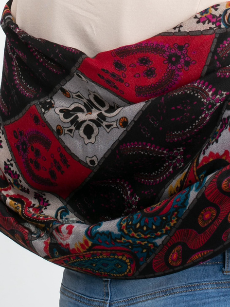 Czarna chusta z folkowym nadrukiem