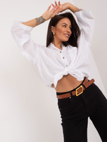 Großhandel Schwarze Mom-Fit-Jeans mit Gürtel.