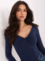 Granatowa bluzka z ozdobnym węzłem na dekolcie 