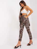 Beige-schwarze Hose aus Anzugstoff.