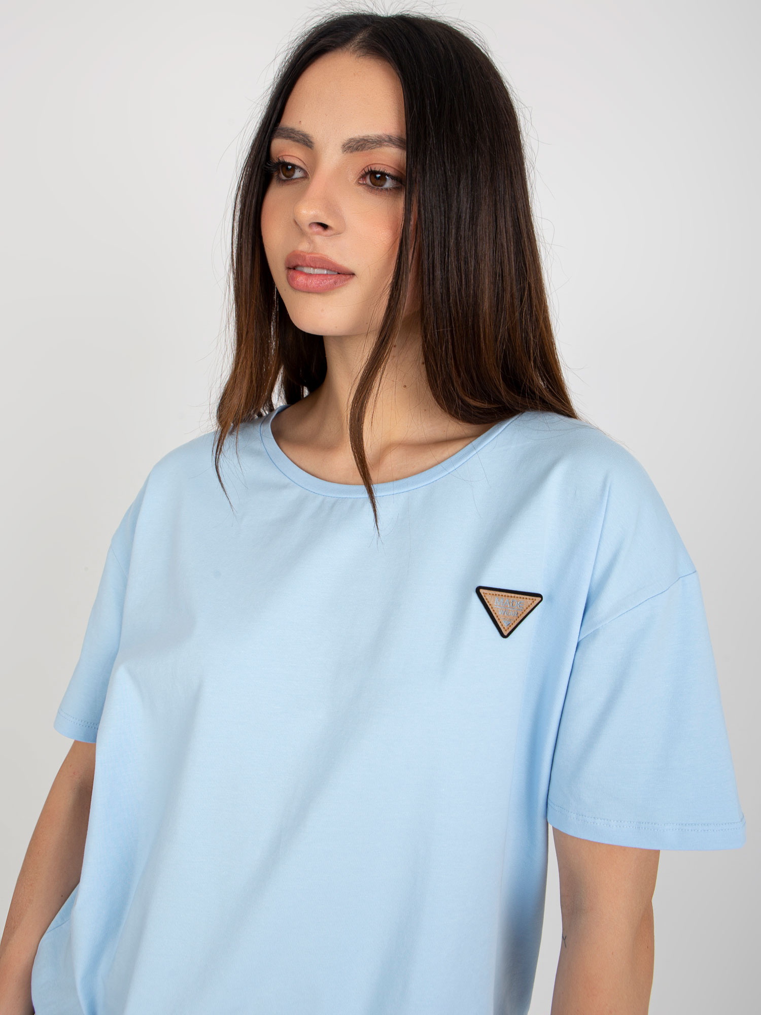 Jasnoniebieska bluzka oversize z naszywką