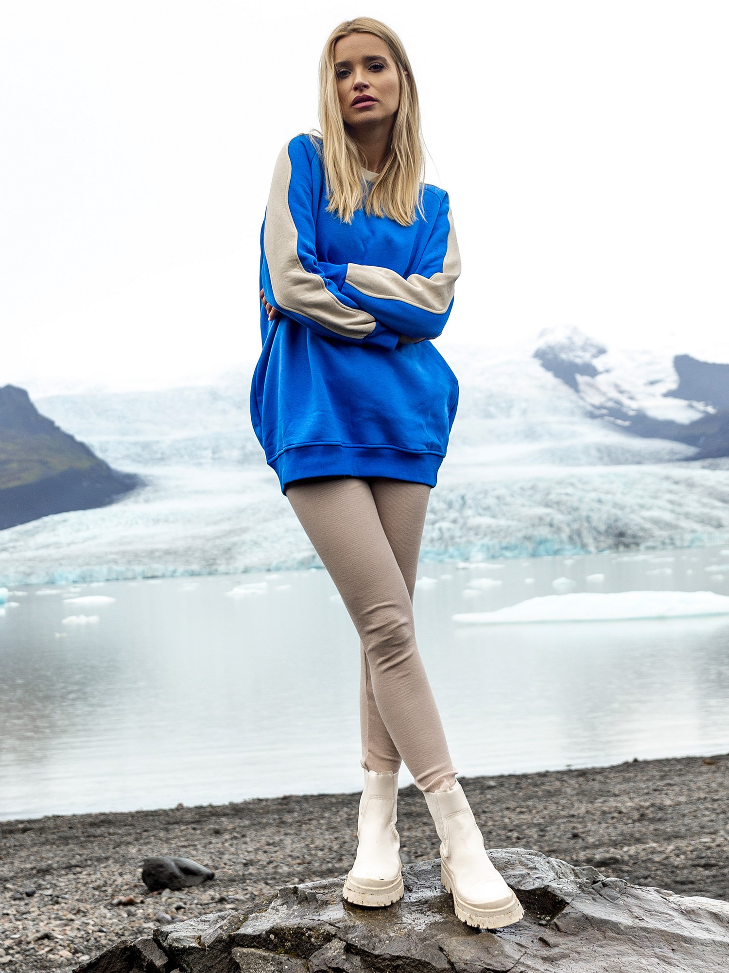 Hurt Blau-beige Basic Sweatshirt aus Baumwolle.