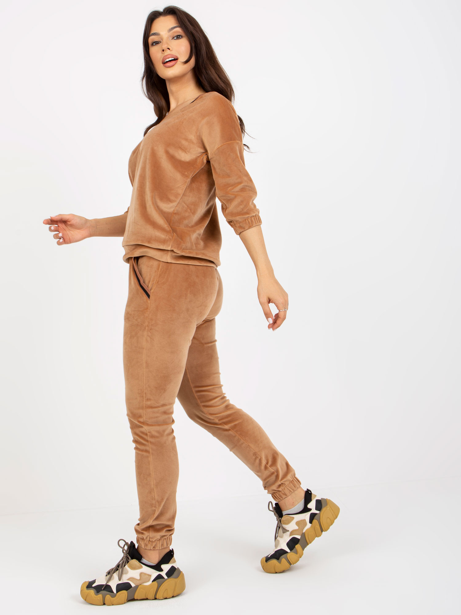 Hurt Camelowy zweiteiliger Velour-Set mit V-Ausschnitt.