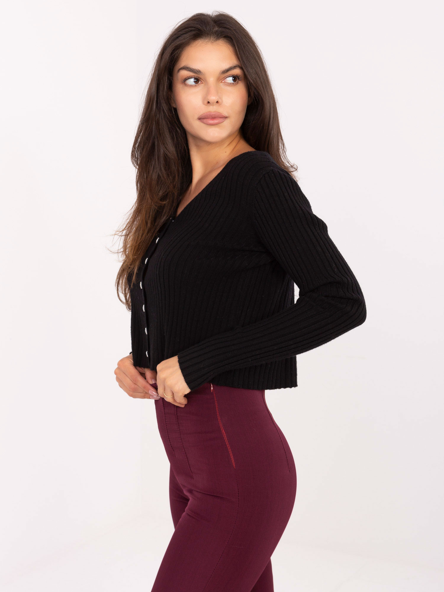 Schwarzer gestreifter Pullover mit Knöpfen.