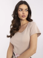 Beżowy t-shirt basic o dopasowanym kroju