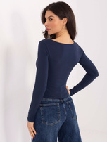 Granatowa bluzka z ozdobnym węzłem na dekolcie 