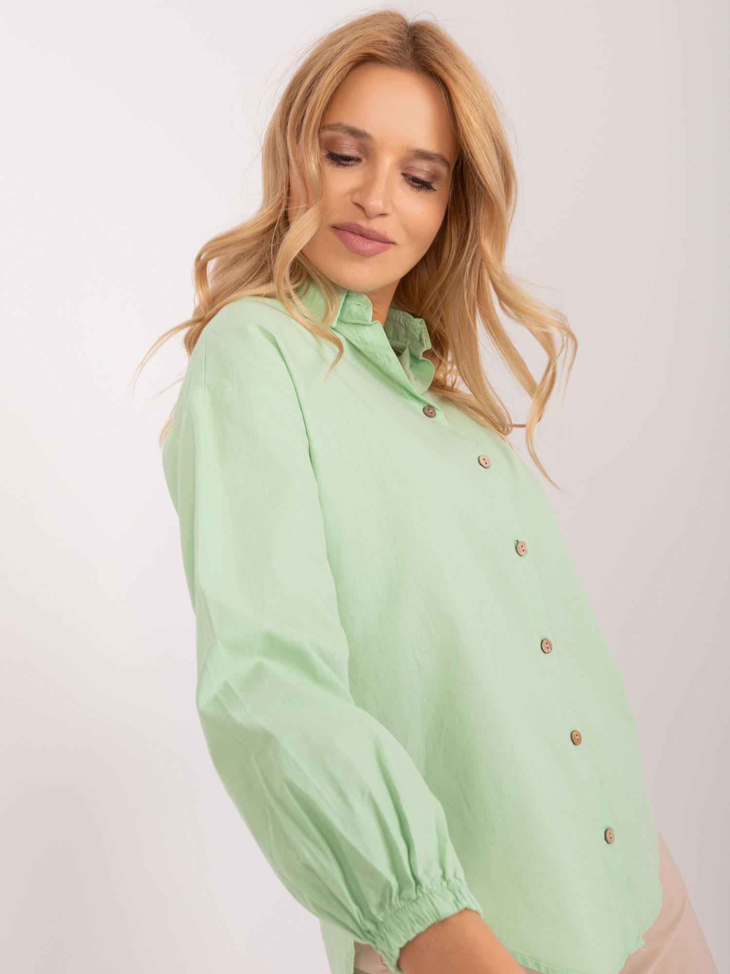 Hurt pistacijų oversize marškiniai su mygtukų užsegimu.