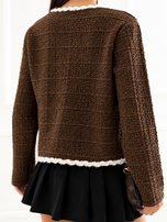 Brauner eleganter Cardigan in strukturellem Muster.