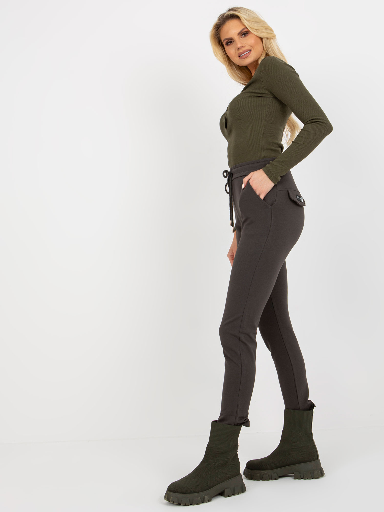 Khaki dresowe spodnie basic z wiązaniem