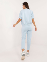 Hurtownia Jasnoniebieski dresowy komplet z naszywką